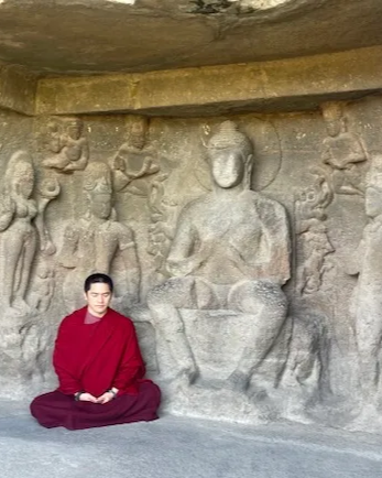仁波切於古印度佛寺阿旃陀石窟群（Ajanta Caves）禪修